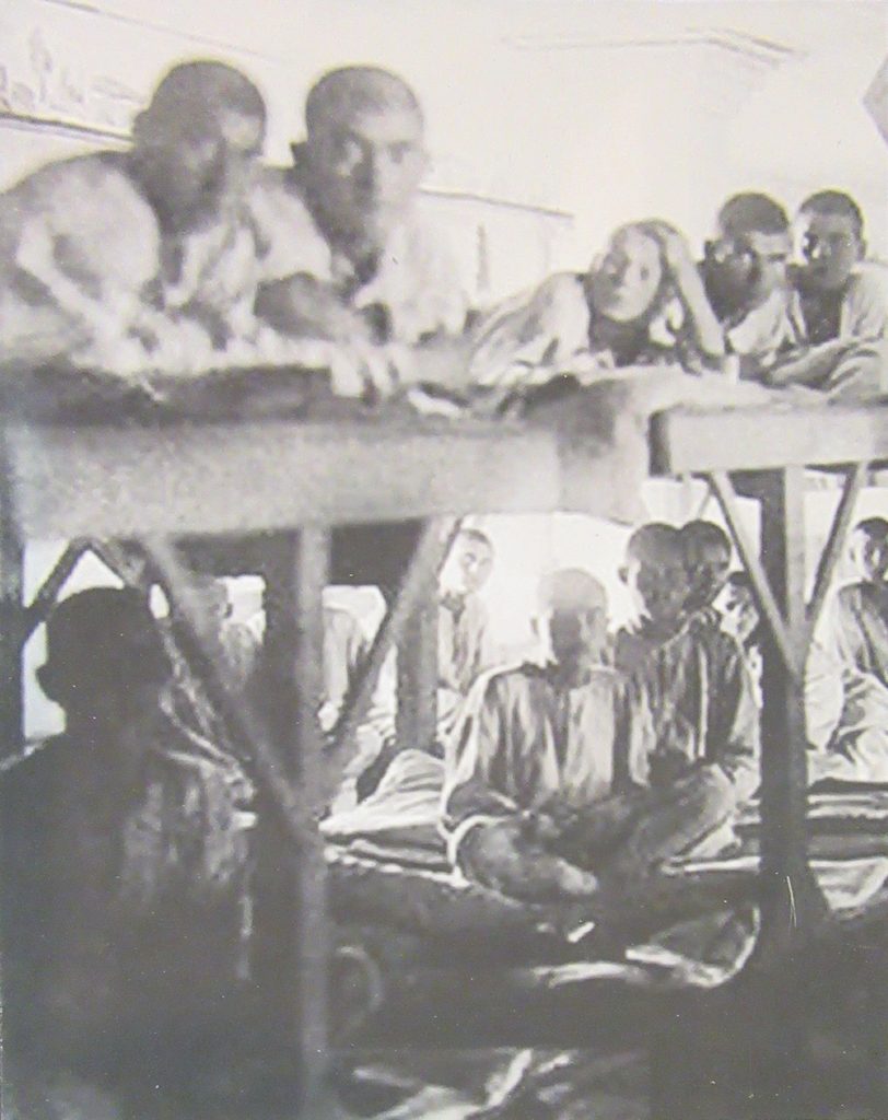 Zeks dans les châlits des baraques , photo du musée de Chalamov à Vologda